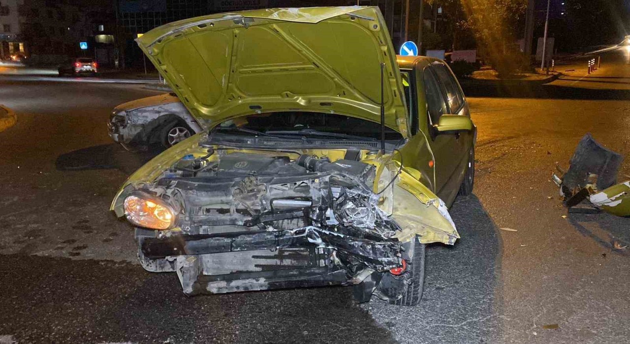 Kavşakta iki otomobil çarpıştı: 4 yaralı