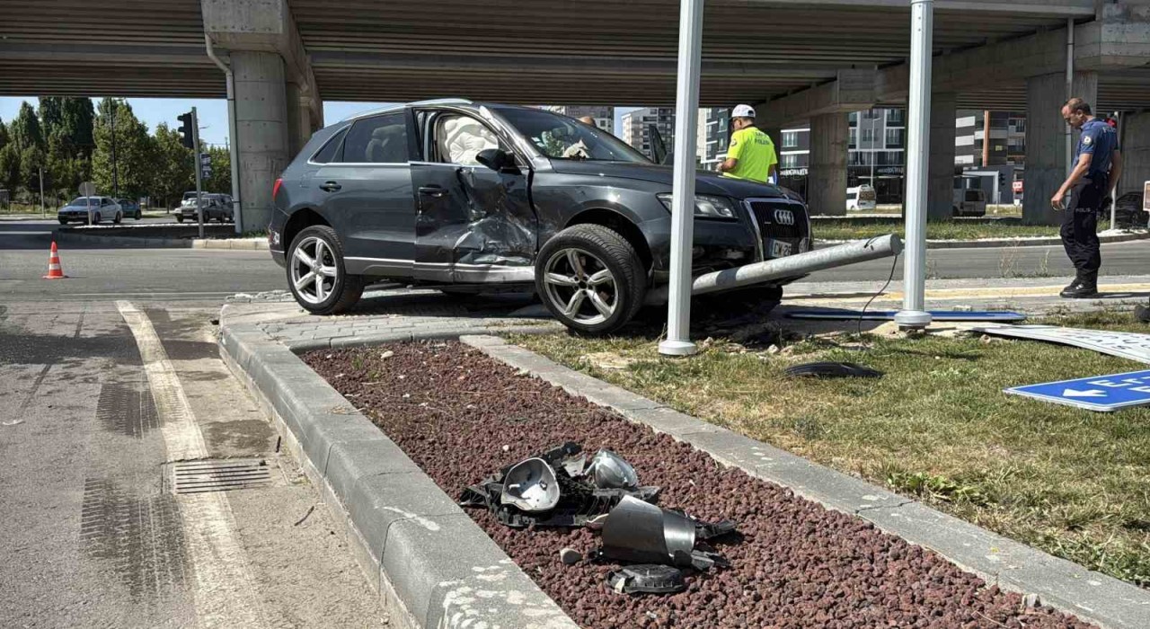 Kavşakta iki otomobil çarpıştı, 6 kişi yaralandı