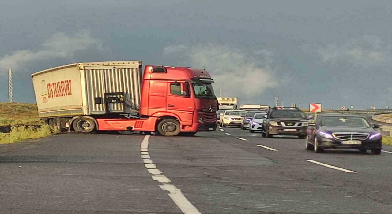 Kayan tır yolu kapattı: 4 kilometrelik kuyruk oluştu