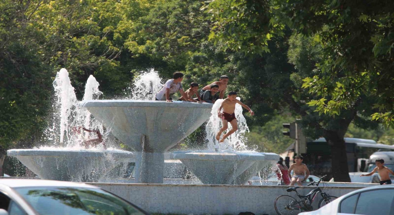 Kayseride hava sıcaklığı 40ı aştı, vatandaş serinlemenin yollarını aradı