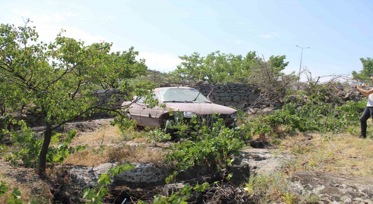 Kayseride ilginç kaza: Sürücü araçtan atlayarak kurtuldu
