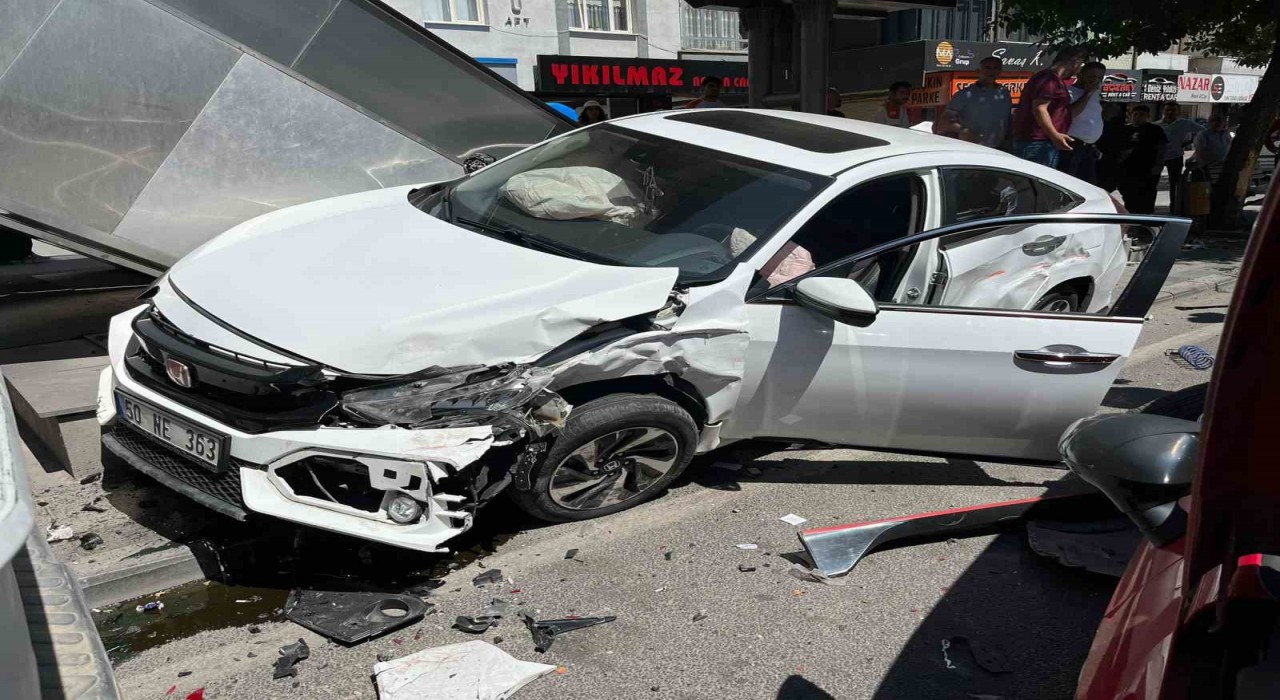 Kayseride kazada otomobiller kullanılamaz hale geldi