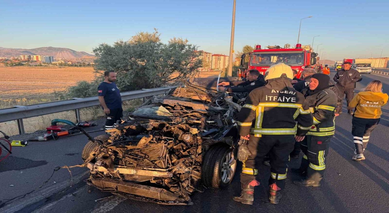 Kayseride otomobil tıra çarptı: 1 ölü