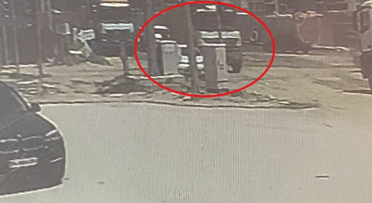 Kaza yapan araçların altında ezilmekten son anda kurtuldu