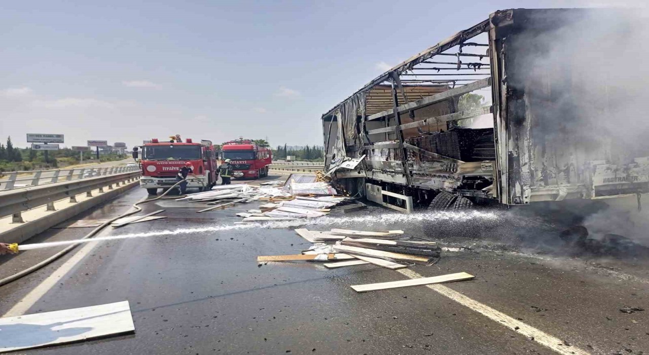 Kaza yapan tır alev alev yandı