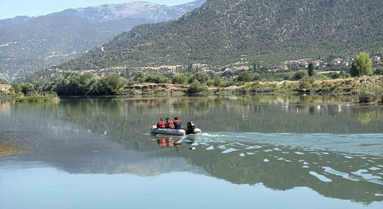 Kelkit Çayında kaybolan genç kızı arama çalışmaları sürüyor