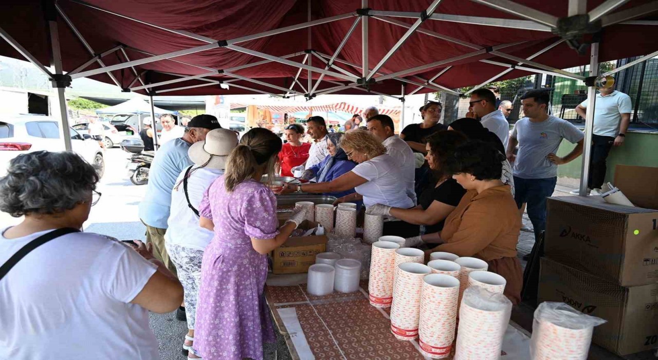 Kemer Belediyesinden aşure ikramı