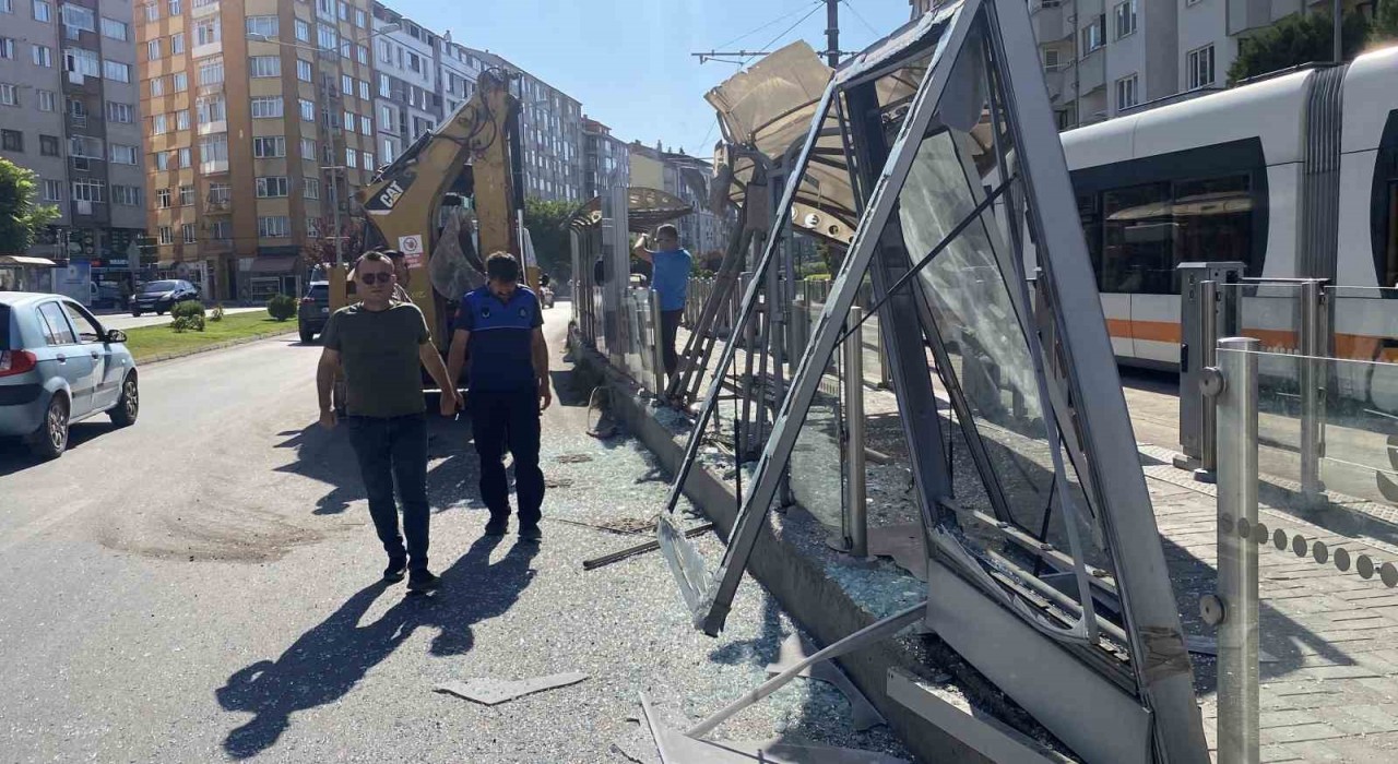 Kepçe kolu tramvay durağına çarptı: 1 yaralı