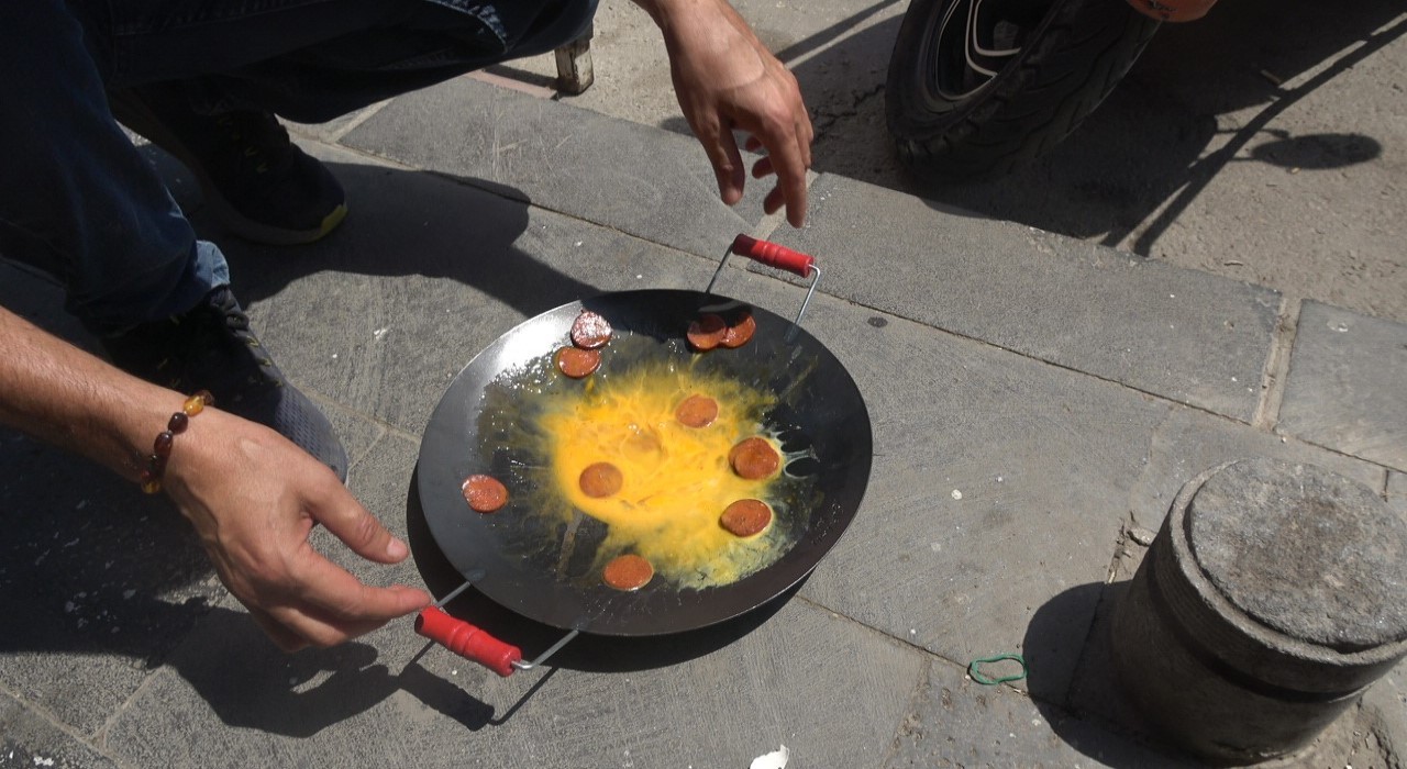 Kiliste kavurucu sıcakta betonun üzerinde sucuklu yumurta pişirildi