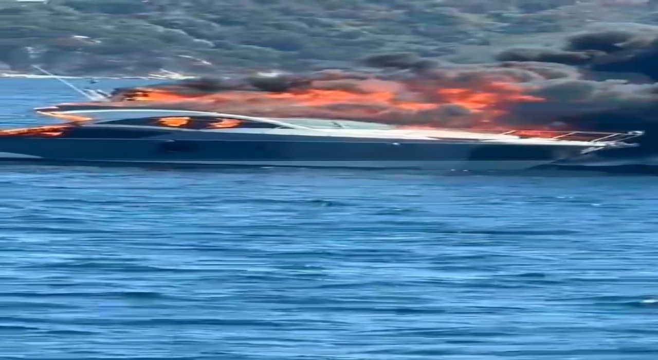 Kınalıada açıklarında korkutan yat yangını