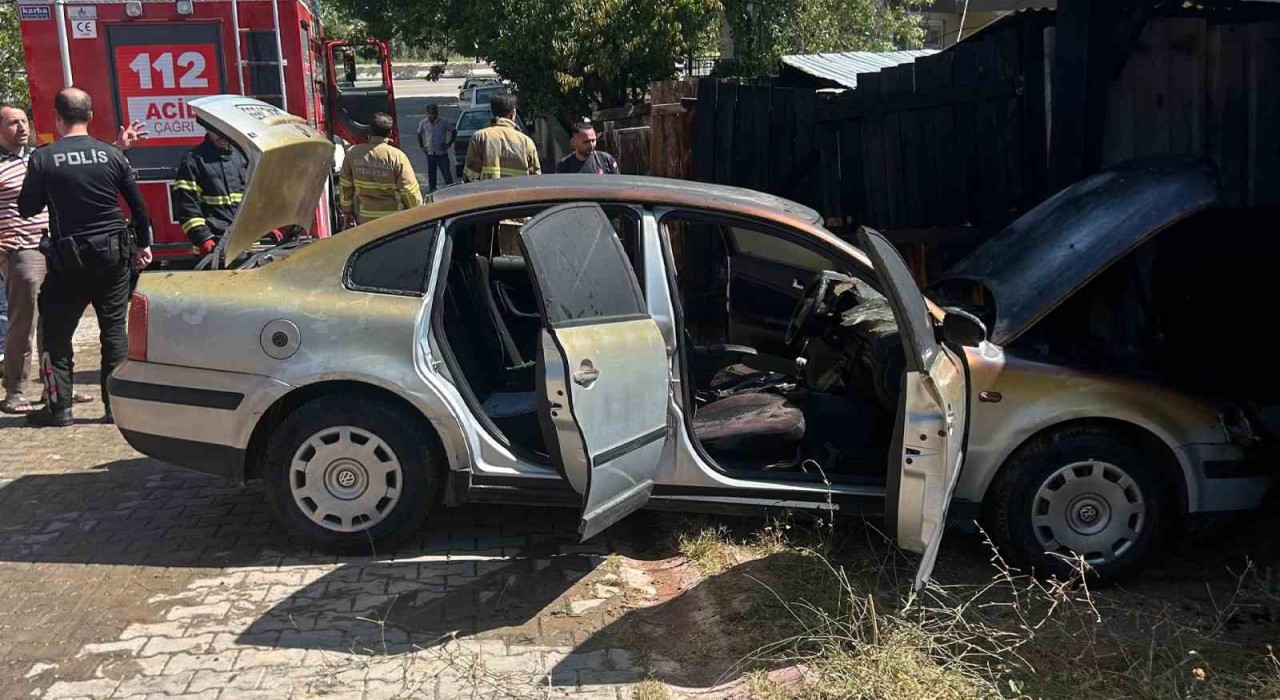 Kırıkkalede ot yangınında otomobil ve garaj zarar gördü