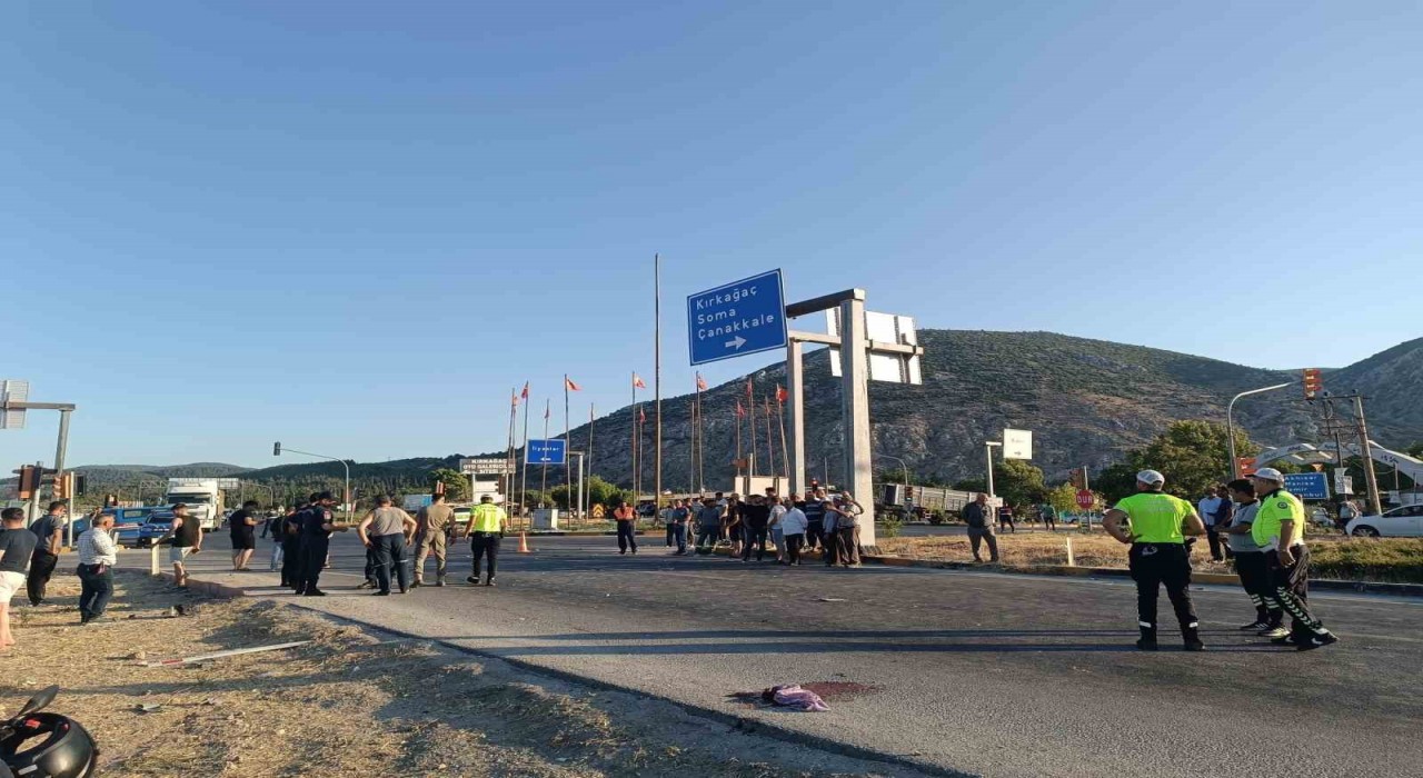 Kırkağaçta hafif ticari araç ile motosikletin çarpıştığı feci kaza kamerada: 1 ölü, 1 yaralı