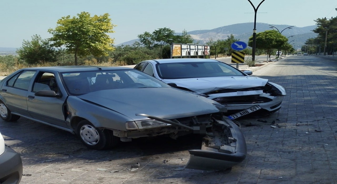 Kırkağaçta iki otomobil çarpıştı: 2 yaralı