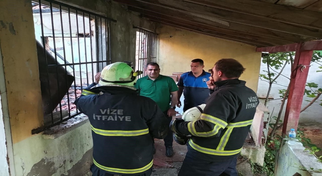 Kırklarelinde metruk binada çıkan yangın söndürüldü