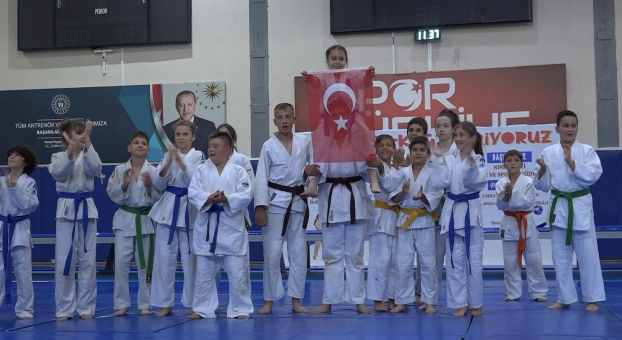 Kırklarelinde yaz spor okulları törenle açıldı