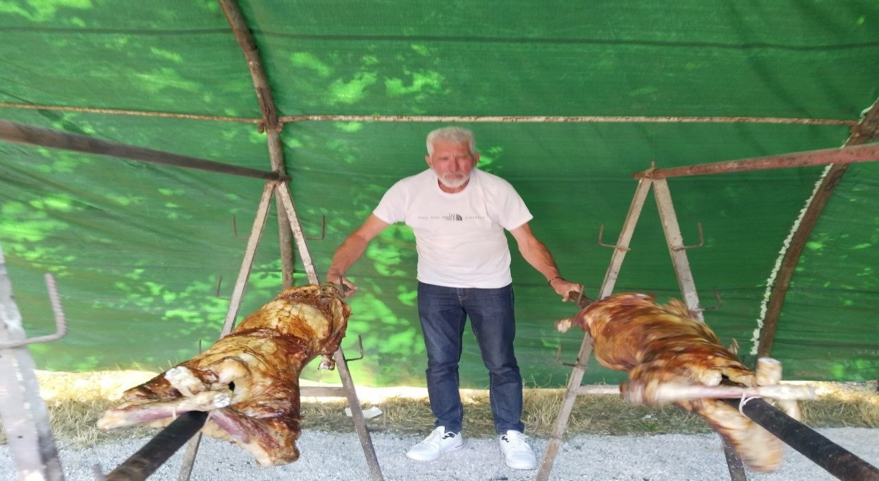 Kırkpınarın geleneksel lezzeti kuzu çevirme Sarayiçindeki yerini aldı