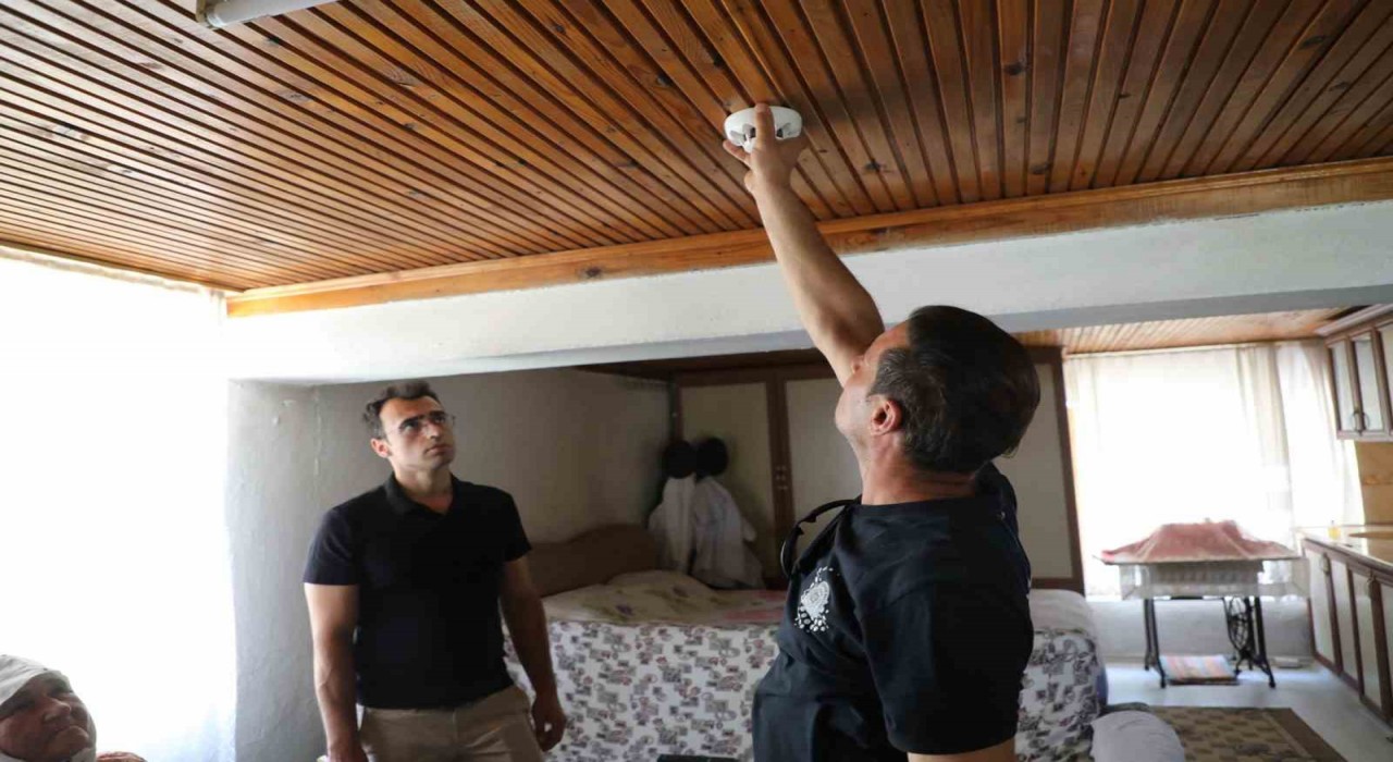 Kırsaldaki yaşlı çınarların evlerine duman dedektörü