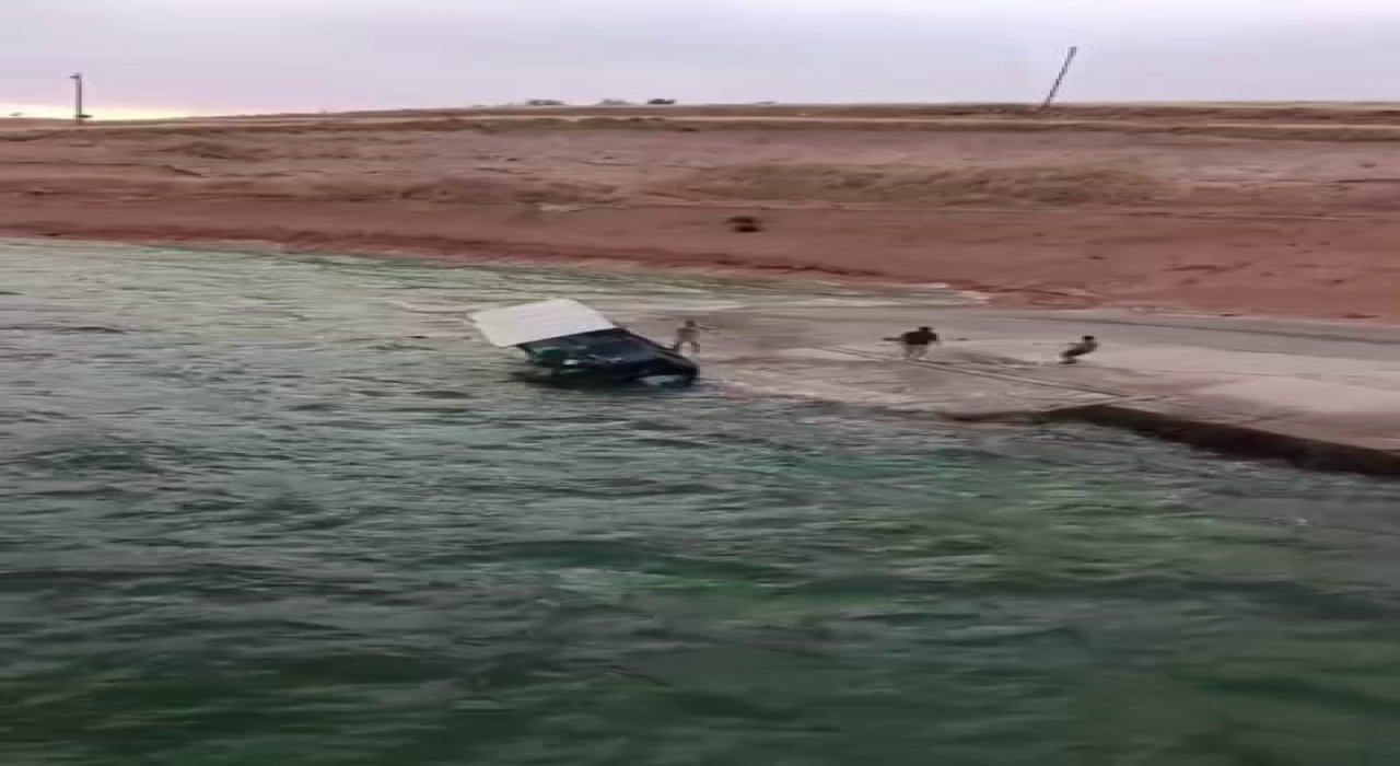 Kıyıdaki tekne rüzgarın etkisiyle suya gömüldü