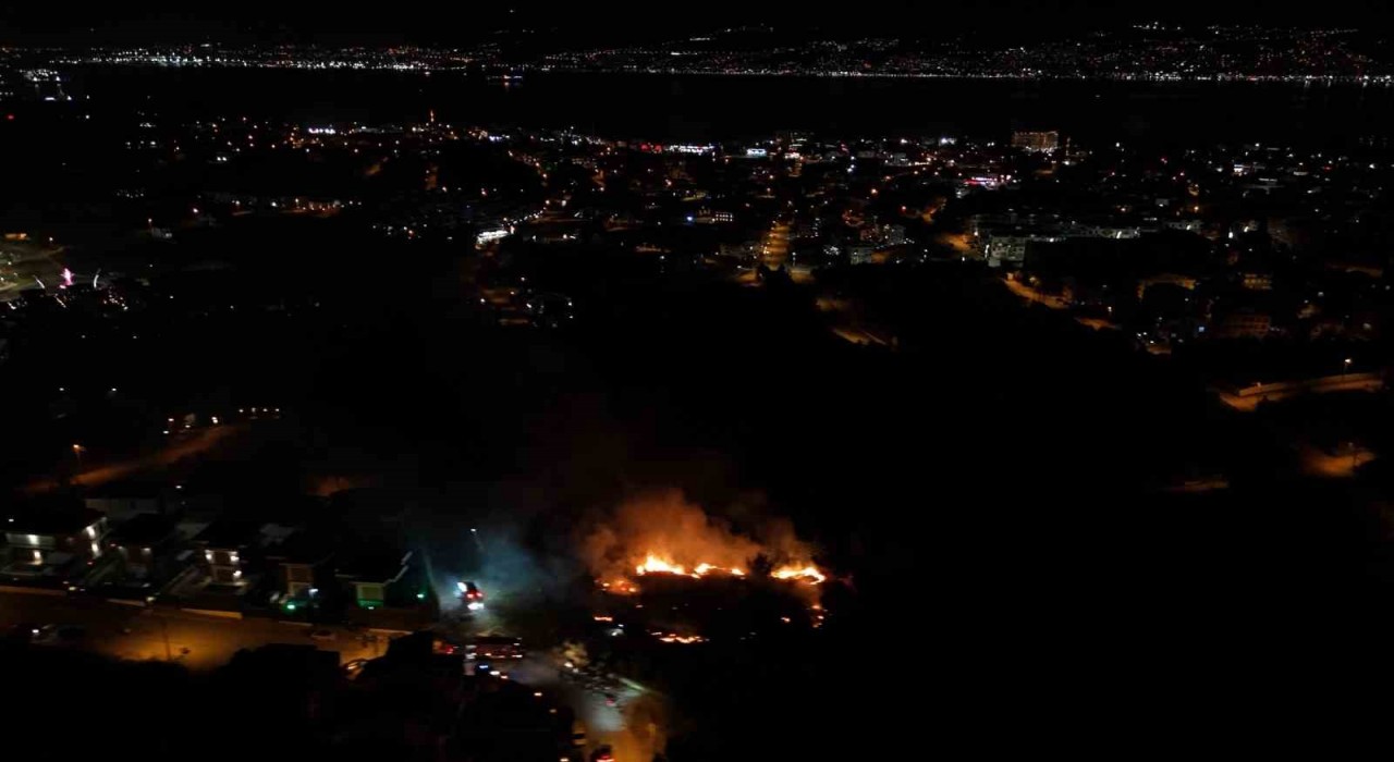 Kocaeli Başiskelede çalılık alanda çıkan yangın geceyi aydınlattı