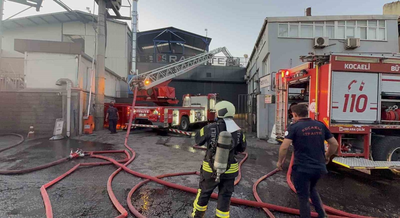 Kocaelide demir çelik fabrikasında yangın