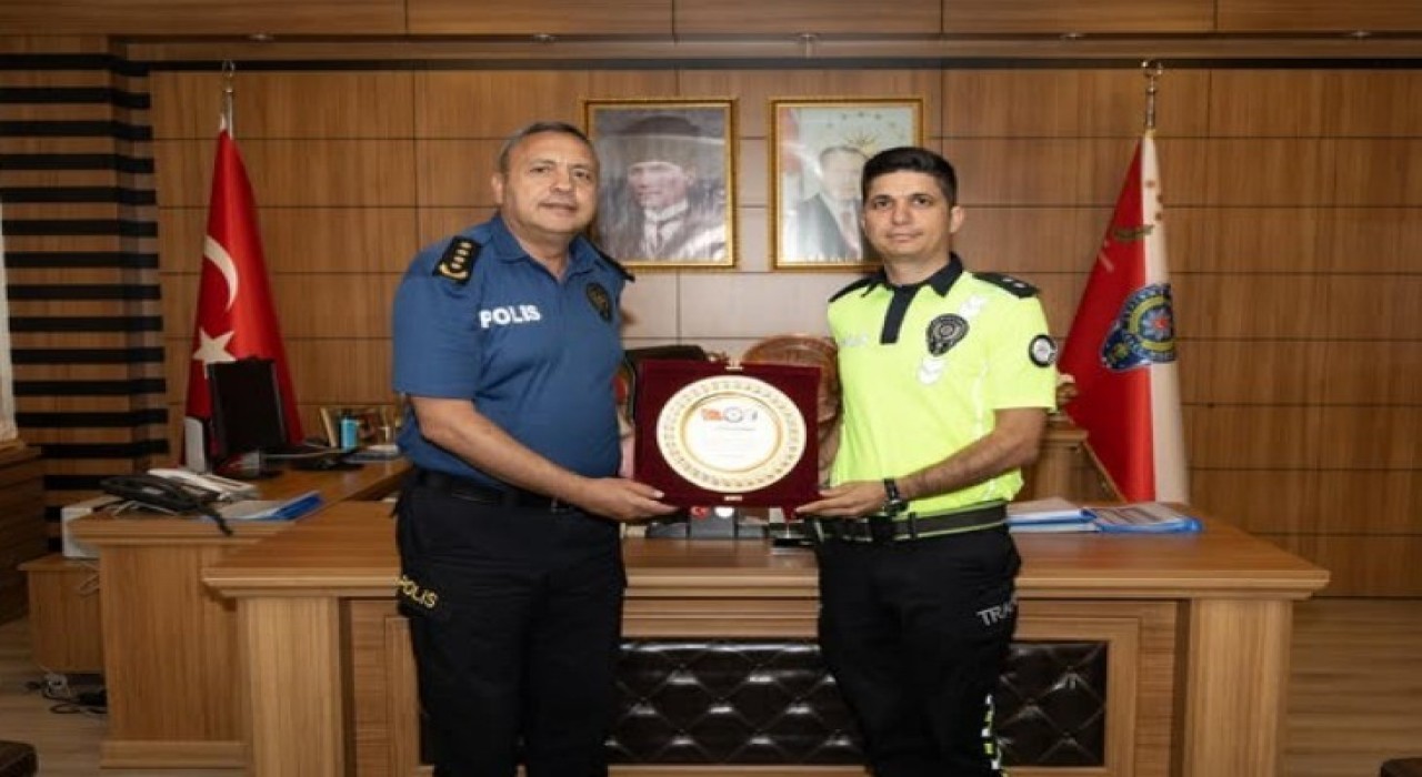 Komiser Fatih Sanaya teşekkür plaketi