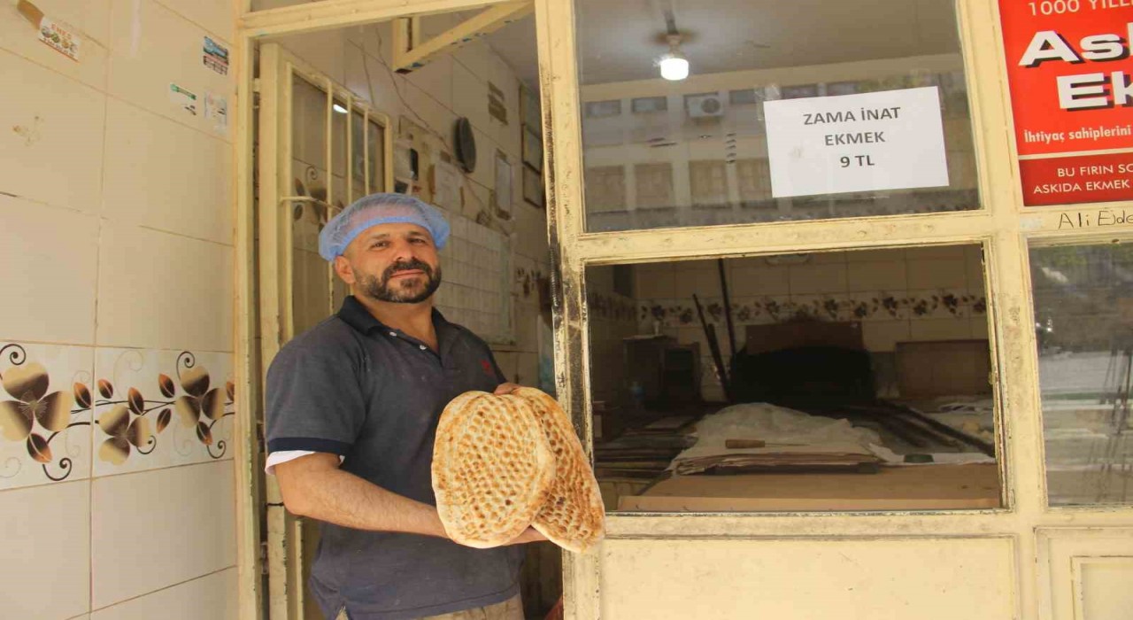 Komşu fırıncılara kızdı, ekmekte 3 lira indirim yaptı