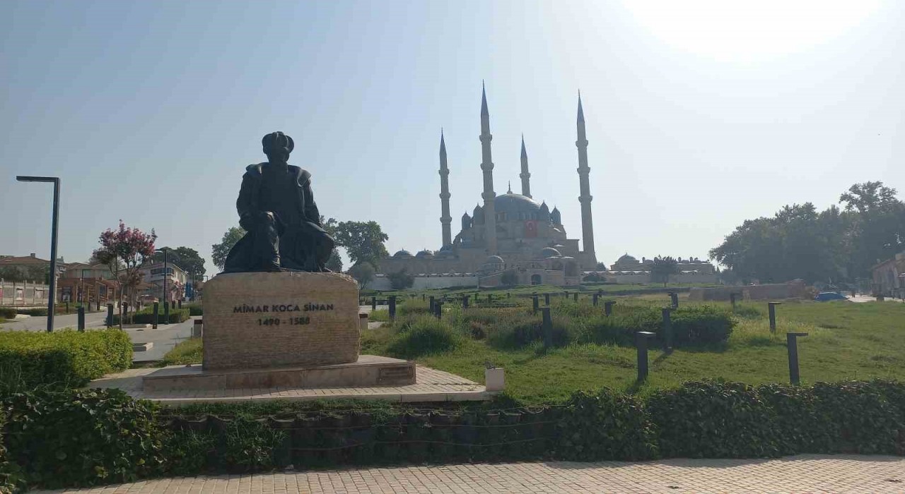 Komşuda çıkan yangının dumanı Edirneye ulaştı: Görüş mesafesi azaldı, koku evlere kadar girdi