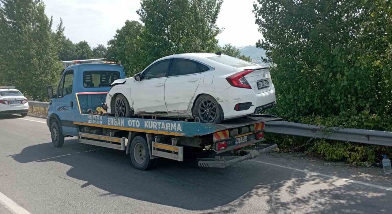 Kontrolden çıkan araç bariyere çarptı: 2si çocuk 4 yaralı