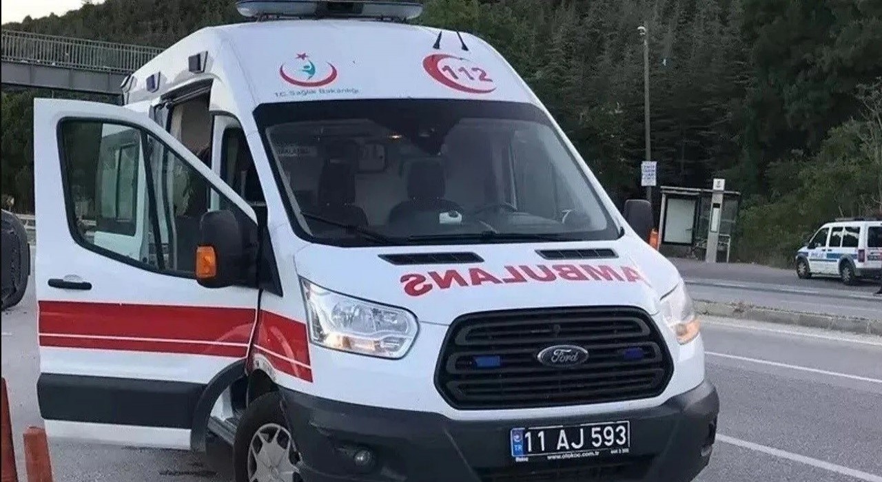 Kontrolden çıkan motorlu bisiklet devrilirken, sürücüsü yaralandı