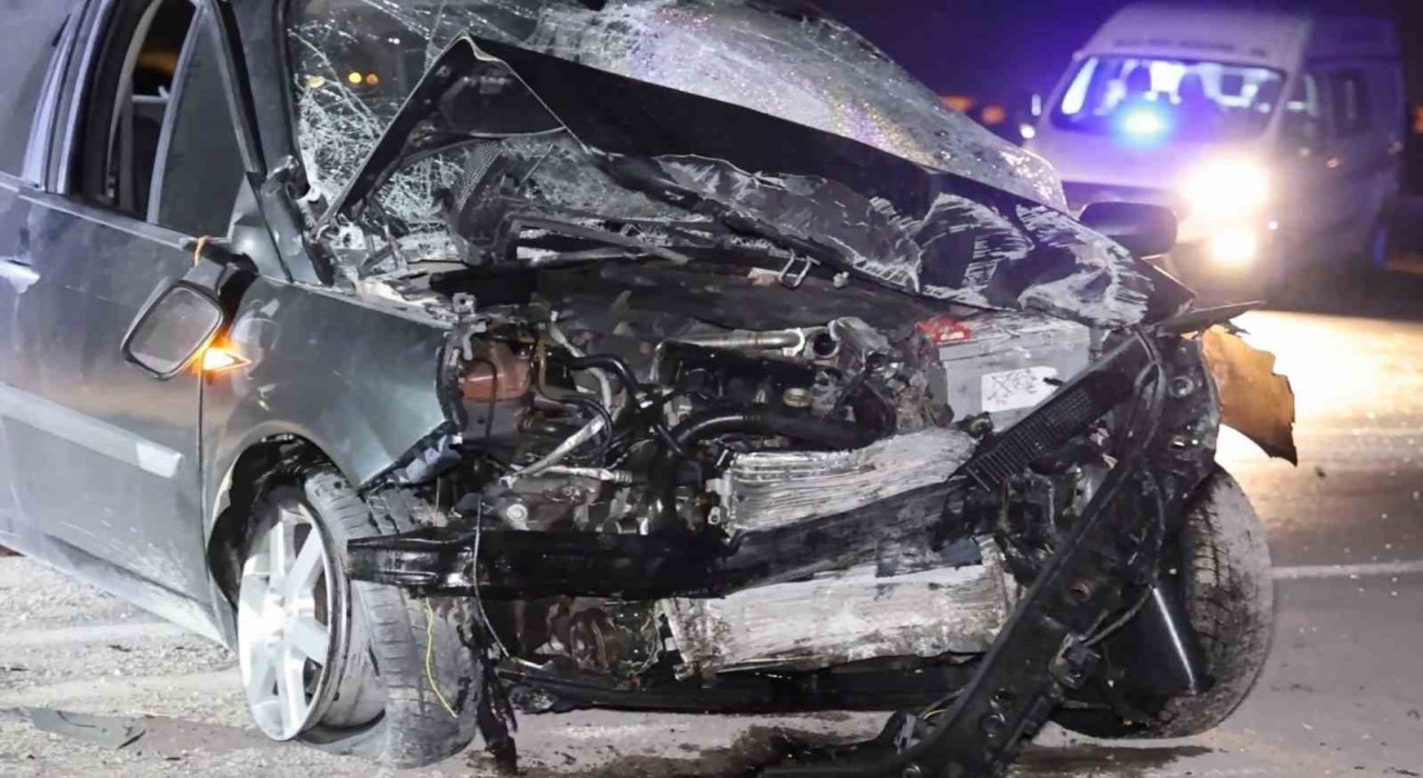 Kontrolden çıkan otomobil duvara çarpıp yola savruldu: 1 ağır yaralı