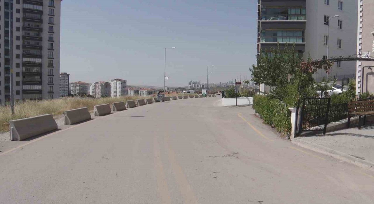 Kontrolden çıkan otomobilin gençlere çarpma anı güvenlik kamerasına yansıdı