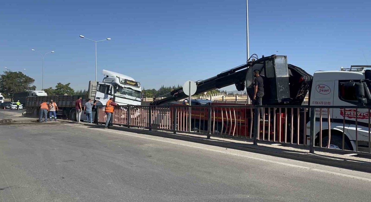 Kontrolden çıkan tır bariyerleri biçti