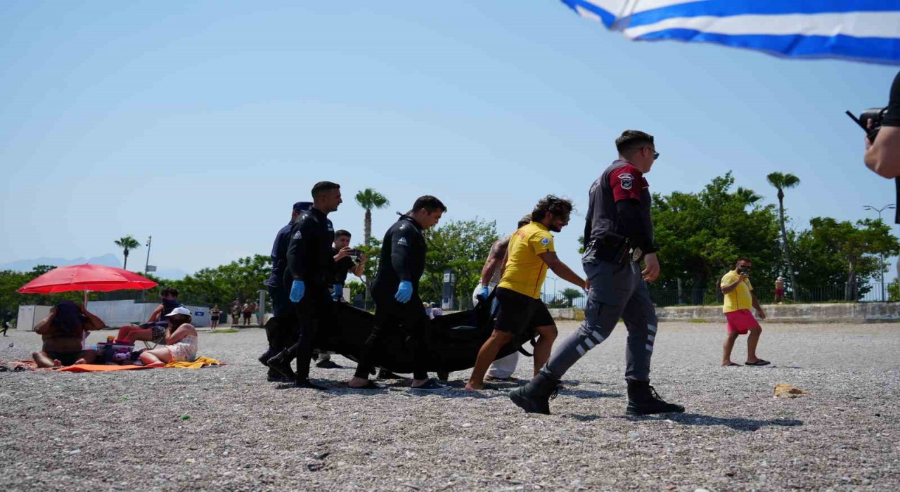 Konyaaltı Sahilinde vücudunda kesikler bulunan erkek cesedi bulundu