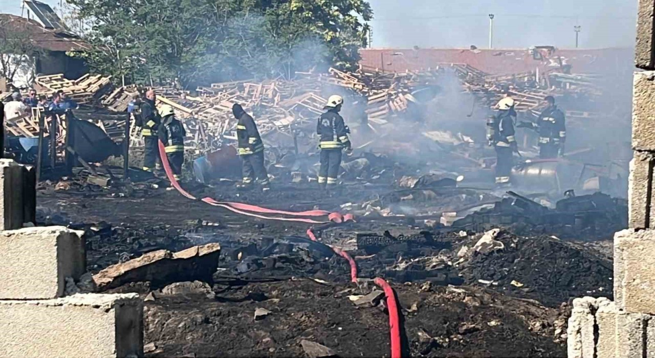 Konyada iş yerinde çıkan yangın bahçedeki tahta paletlere sıçradı