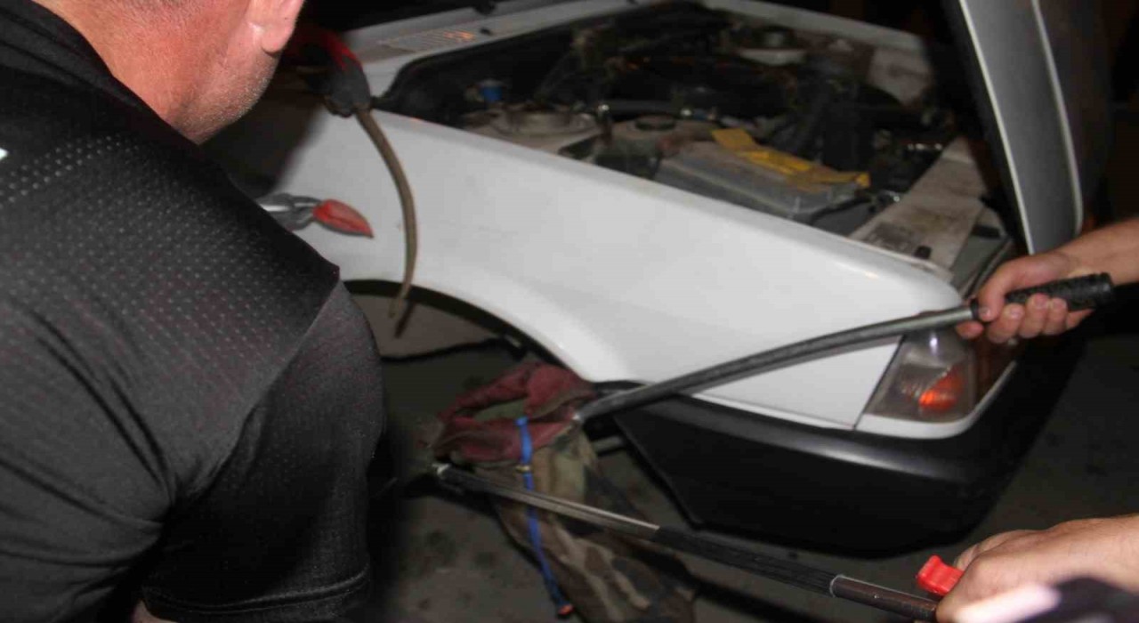 Konyada otomobilin jantına girerek sıkışan yılanı itfaiye çıkardı
