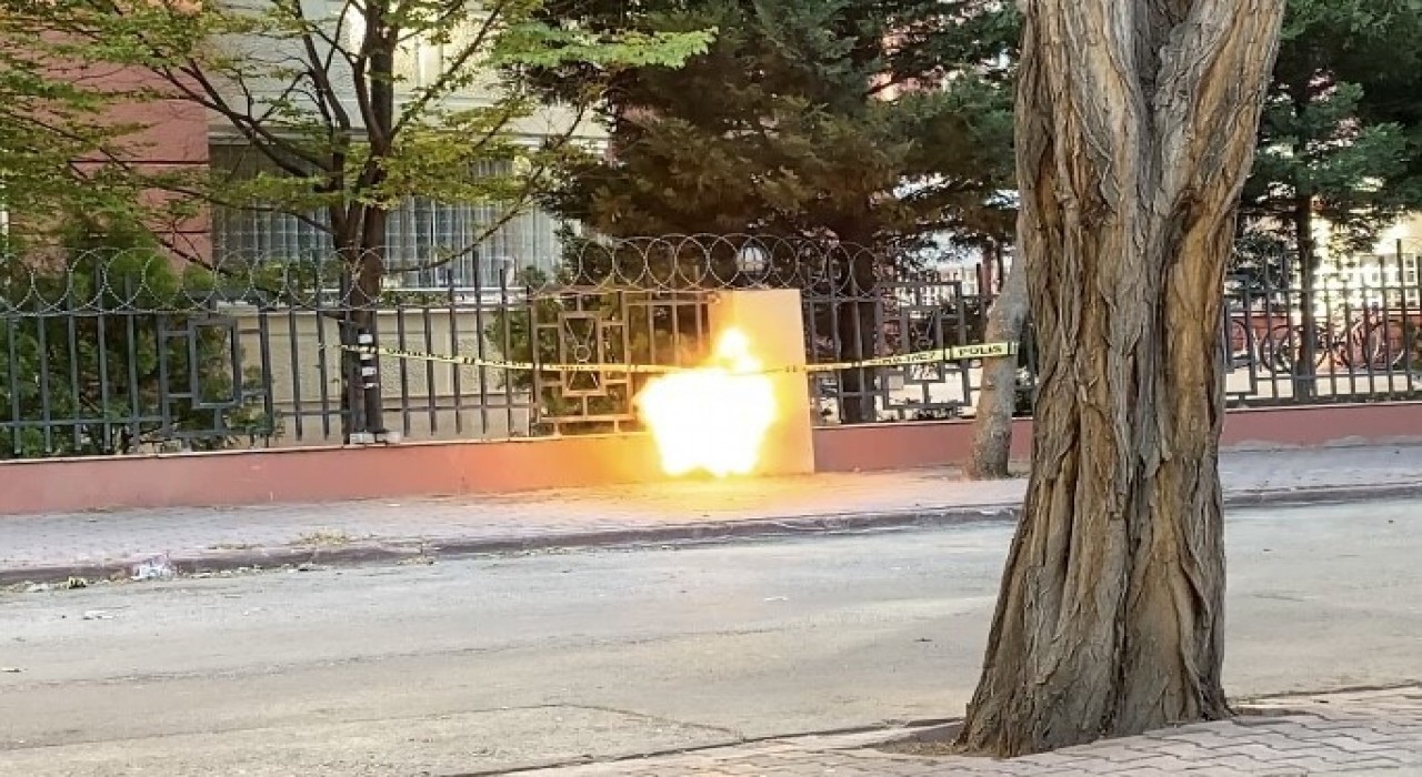 Konyada sokakta unutulan çanta paniğe neden oldu, fünye ile patlatıldı