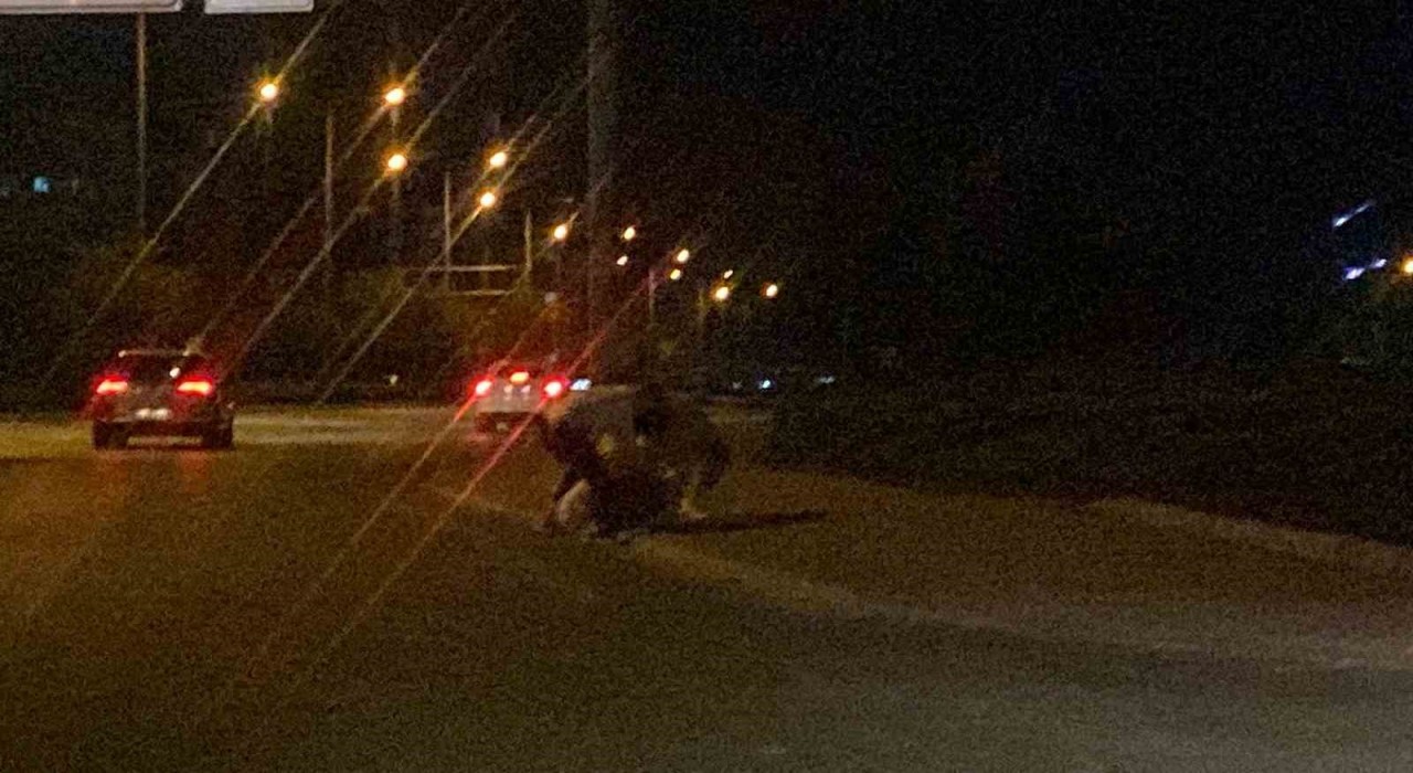 Konyada yol kenarında 3 gencin tekme tokat kavgası kamerada