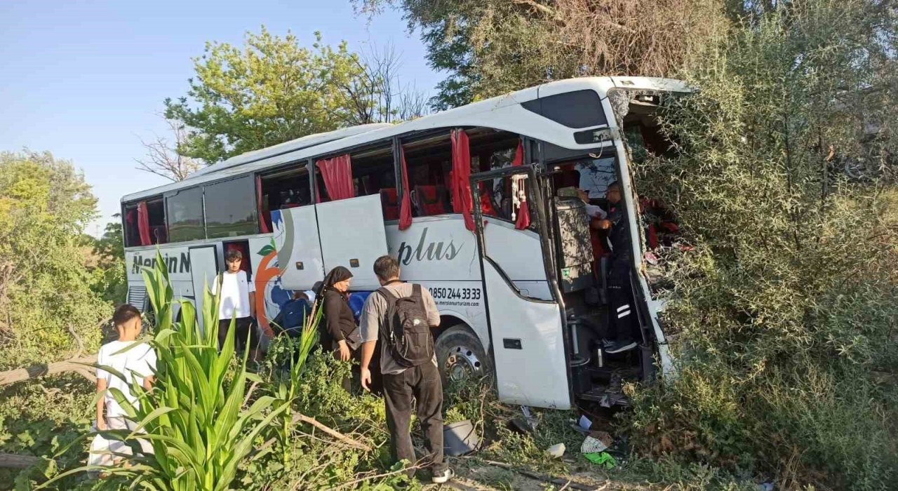Konyada yolcu otobüsü yoldan çıkarak ağaçlara çarptı: 7 yaralı