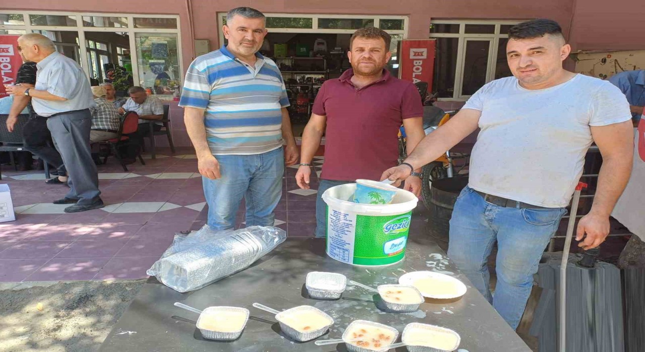 Köşkte esnaflardan aşure hayrı