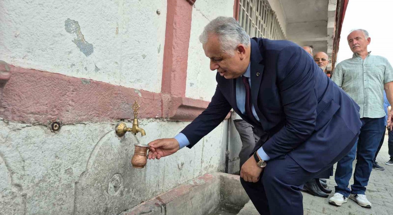 Köy meydanında çeşmeden ayran aktı