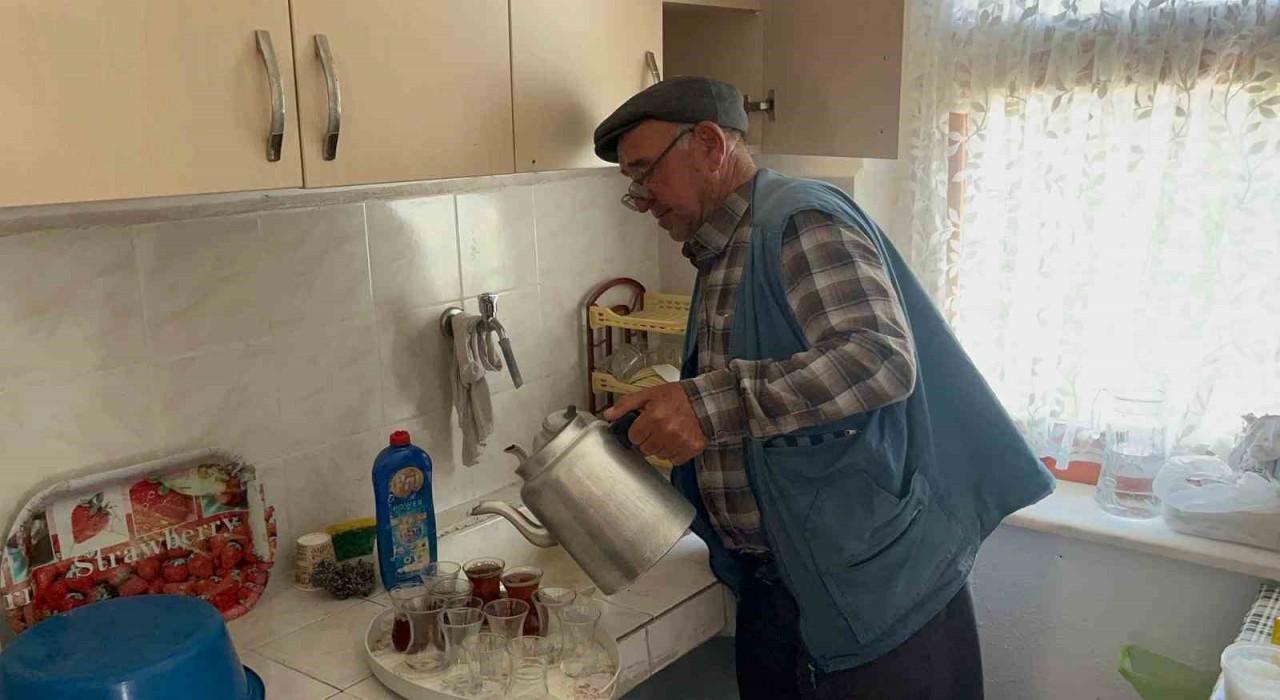 Köylüler yangın için seferber olan ekiplere yiyecek ve içecek ikram ediyor