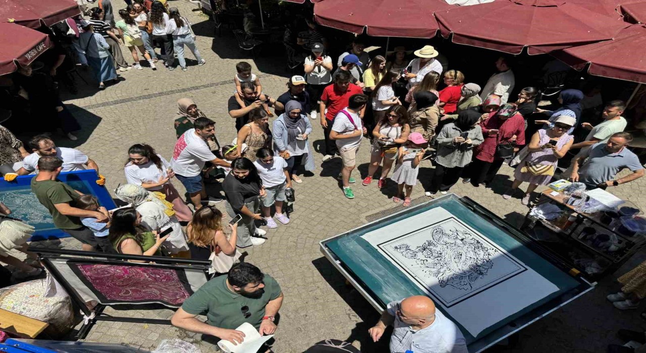 Kozahandaki ipek baskı şovu izleyenleri büyüledi