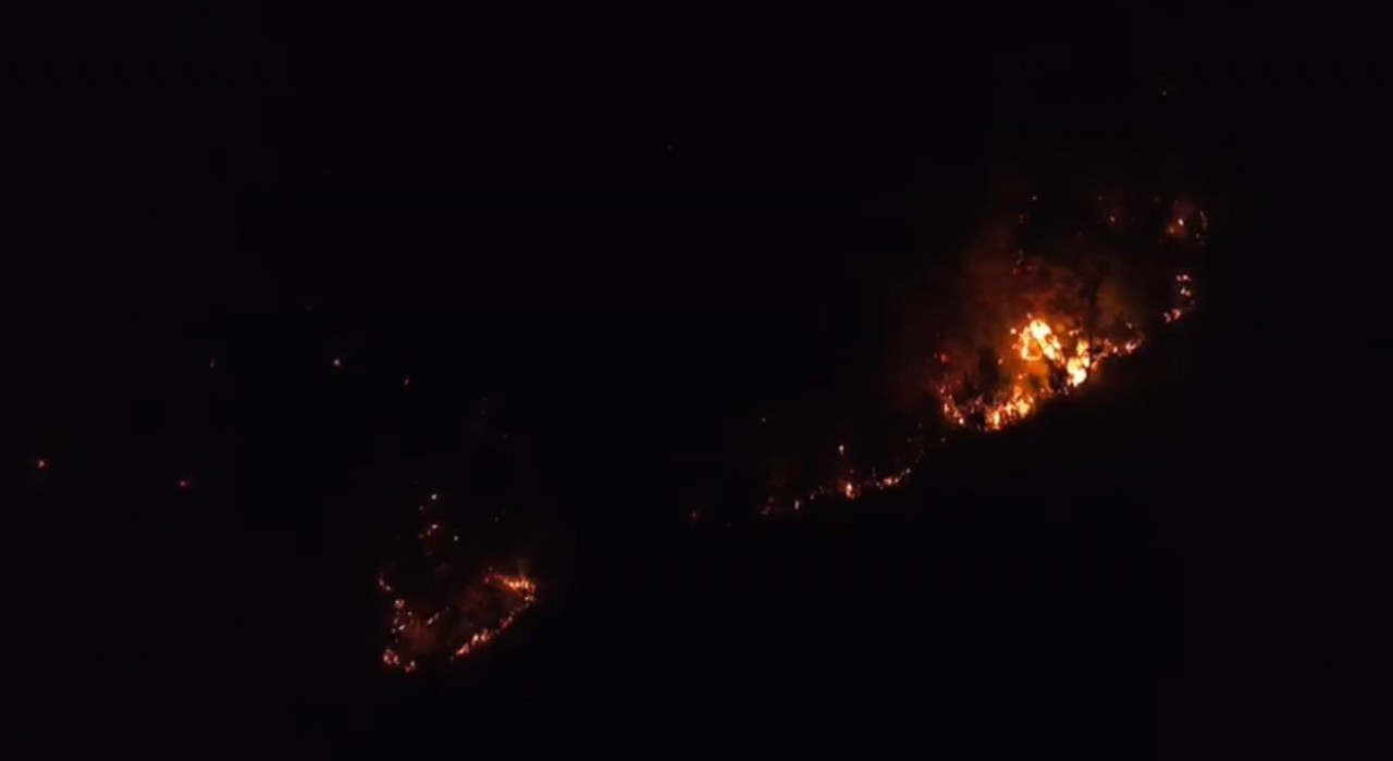 Kozandaki yangın kontrol altına alındı: 2si ev 3 yapı zarar gördü