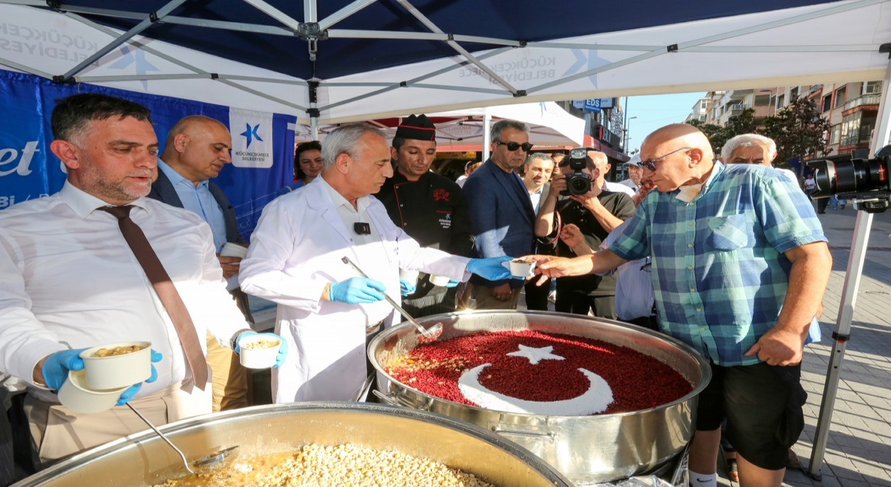 Küçükçekmece Belediyesinden binlerce kişiye aşure ikramı
