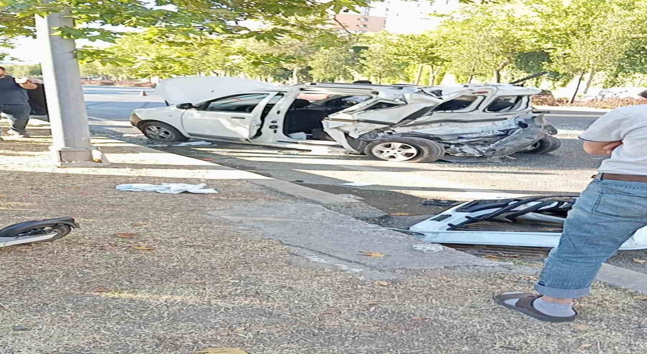 Küçükçekmecede araç ile servis minibüsü çarpıştı: 4 yaralı