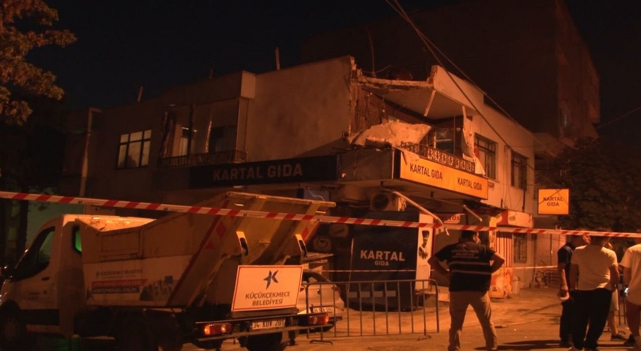 Küçükçekmecede iki katlı binanın balkon duvarı çöktü