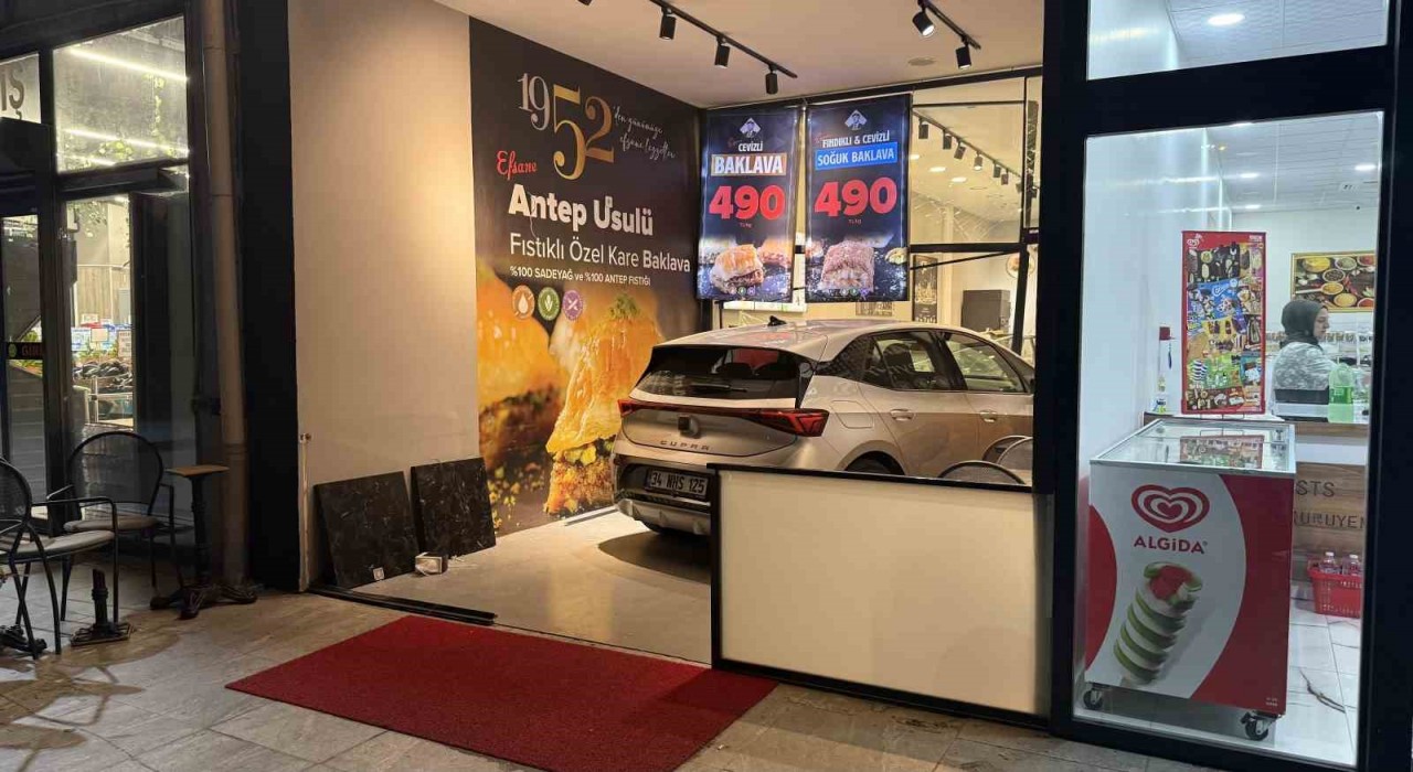 Küçükçekmecede kontrolden çıkan elektrikli araç pastaneye girdi