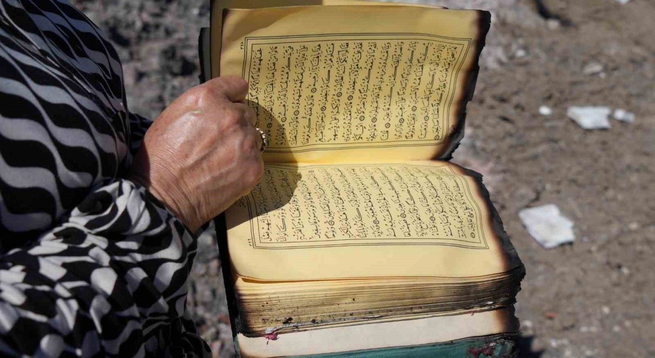 Kül olan evlerinden kalan tek şey Kuran-ı Kerim