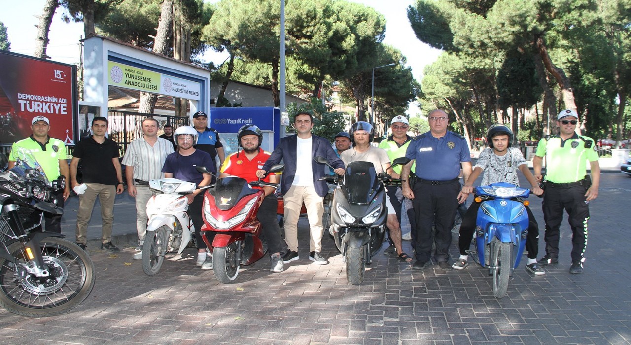 Kulada motosiklet sürücülerine ücretsiz kask dağıtıldı