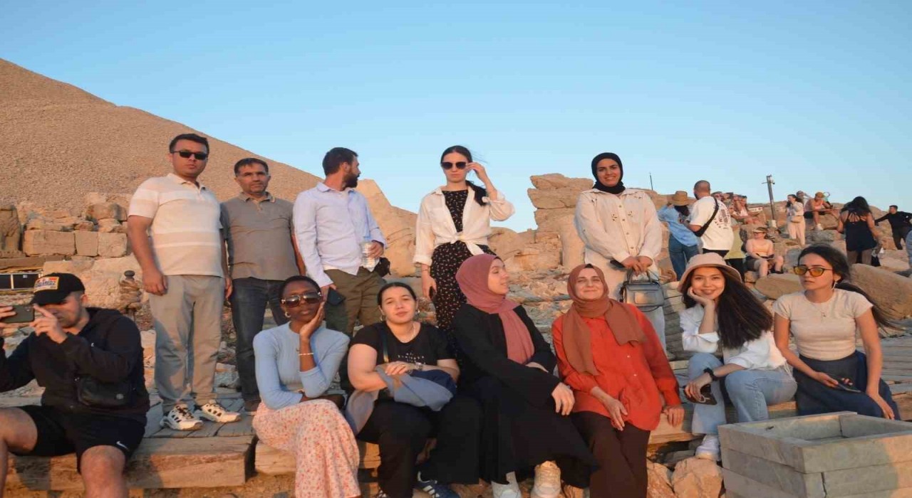 Kültürler Nemrutta buluştu